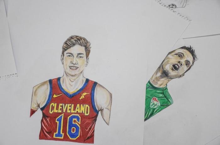 Kara kalem çizimleriyle genç sporculara destek olmayı hedefliyor