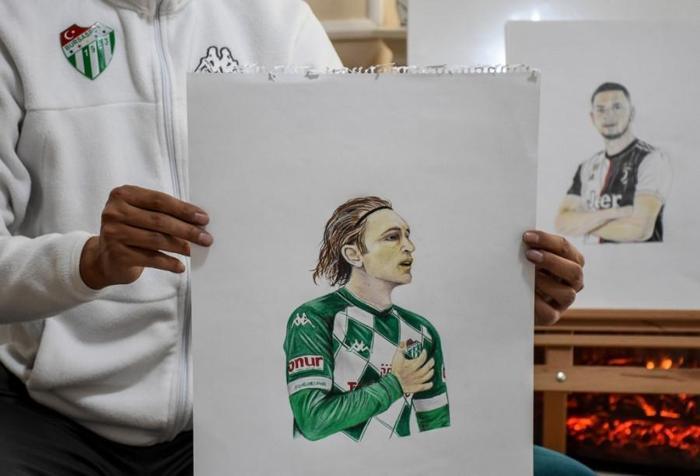 Kara kalem çizimleriyle genç sporculara destek olmayı hedefliyor