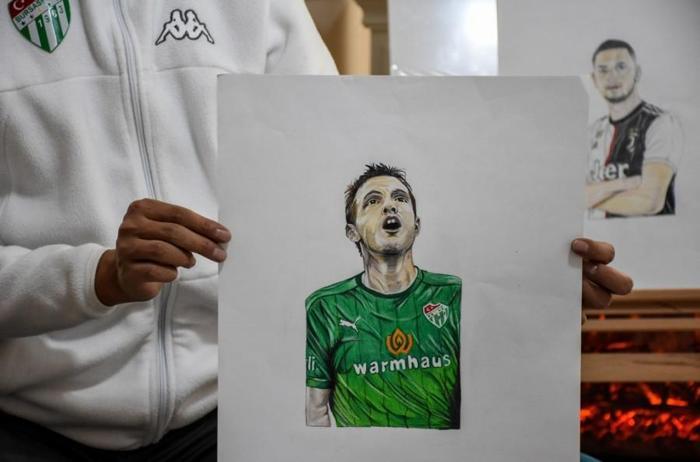 Kara kalem çizimleriyle genç sporculara destek olmayı hedefliyor