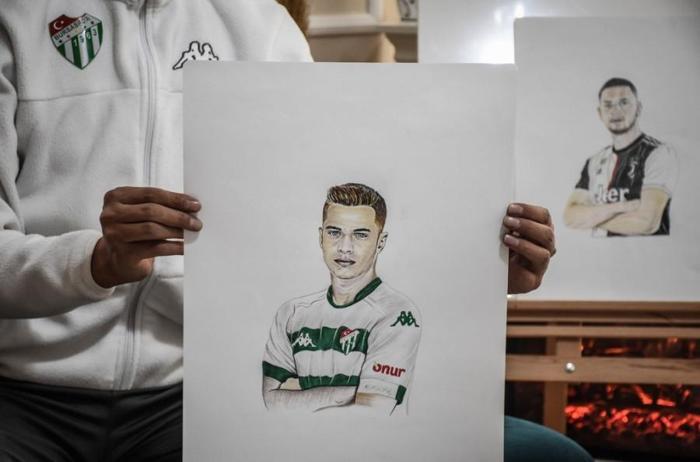 Kara kalem çizimleriyle genç sporculara destek olmayı hedefliyor