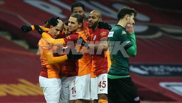 Fatih Terim-Arda Turan... Galatasaray-Denizlispor maçına damga vuran kare