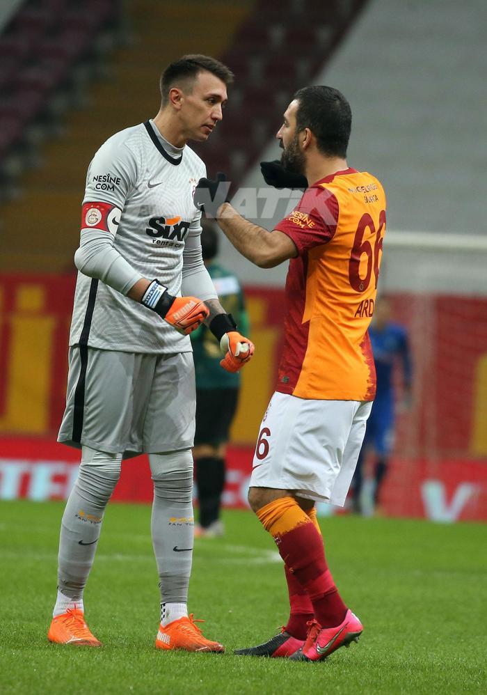 Fatih Terim-Arda Turan... Galatasaray-Denizlispor maçına damga vuran kare