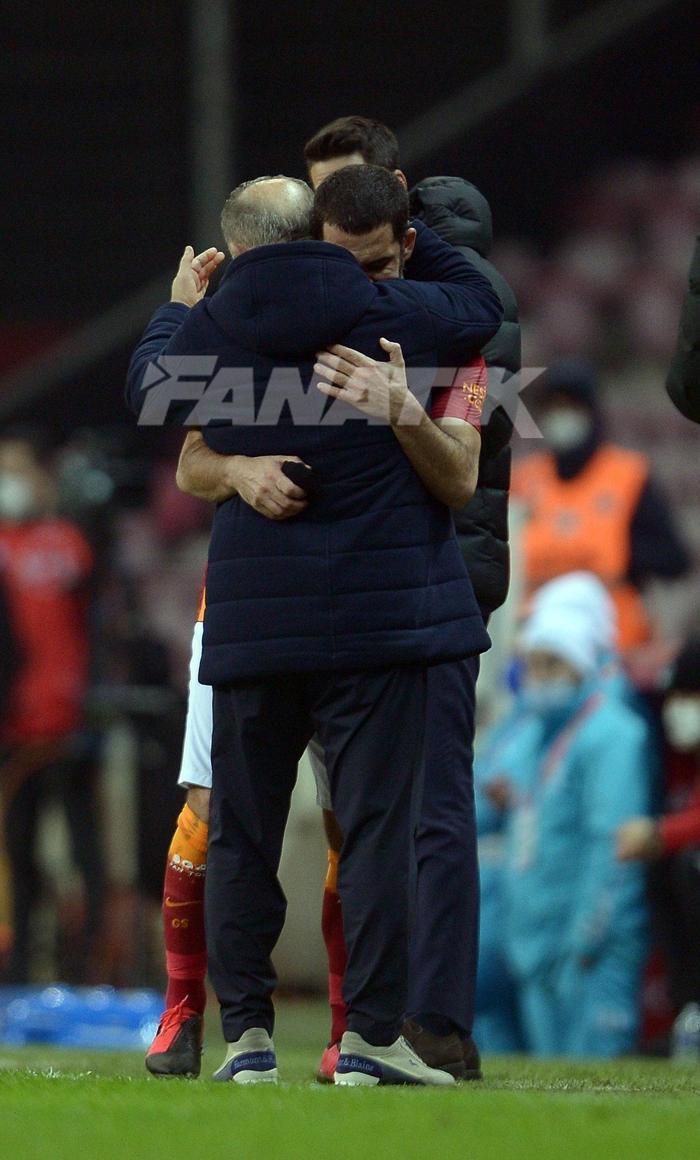 Fatih Terim-Arda Turan... Galatasaray-Denizlispor maçına damga vuran kare