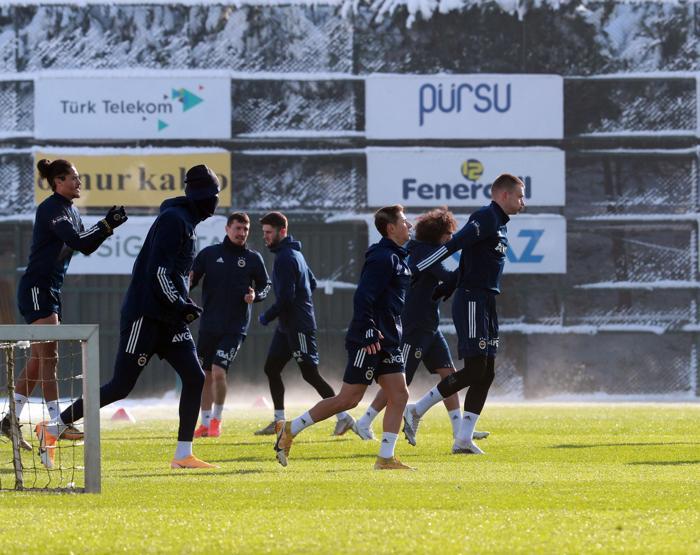 SON DAKİKA Fenerbahçenin yeni transferi Attila Szalai ilk idmanına çıktı