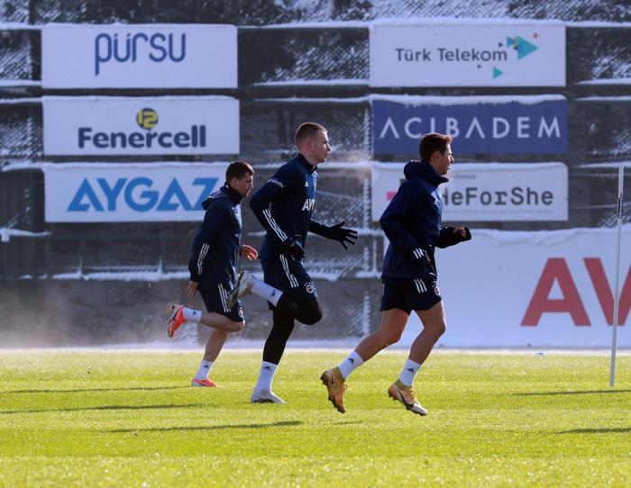 SON DAKİKA Fenerbahçenin yeni transferi Attila Szalai ilk idmanına çıktı