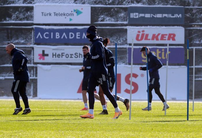 SON DAKİKA Fenerbahçenin yeni transferi Attila Szalai ilk idmanına çıktı