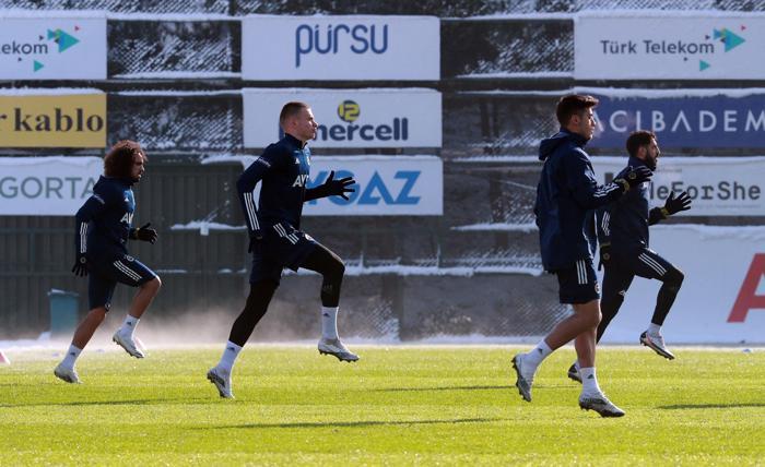 SON DAKİKA Fenerbahçenin yeni transferi Attila Szalai ilk idmanına çıktı