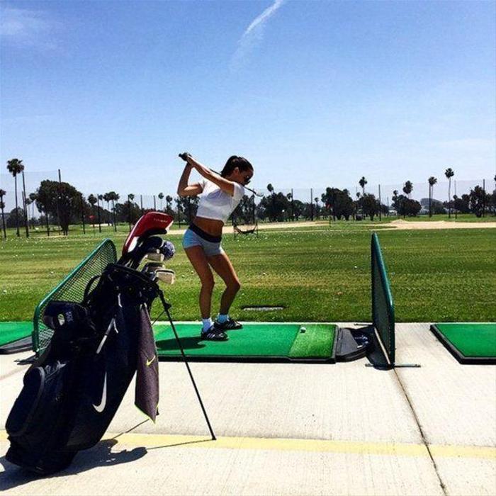 Ünlü modelin golf tutkusu