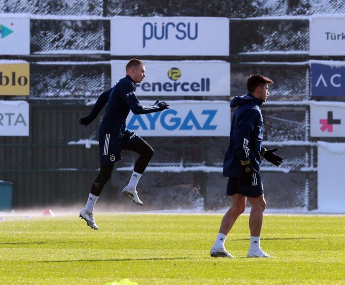 SON DAKİKA Fenerbahçenin yeni transferi Attila Szalai ilk idmanına çıktı