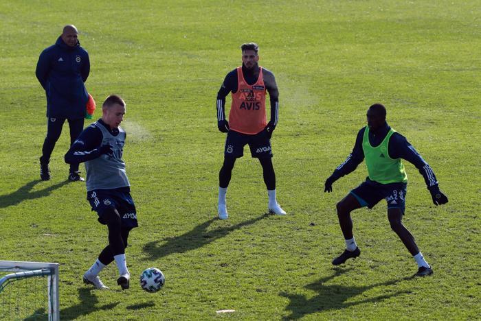 SON DAKİKA Fenerbahçenin yeni transferi Attila Szalai ilk idmanına çıktı