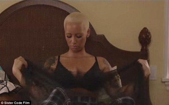 Amber Rose Instagramda olay yarattı