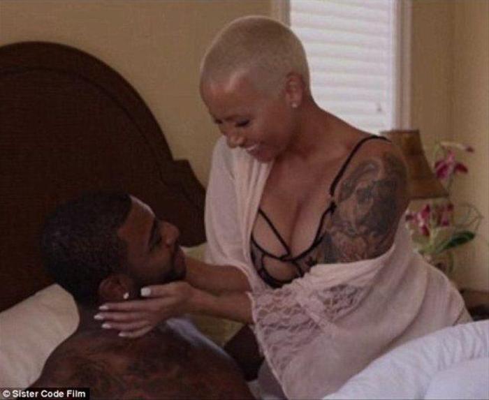 Amber Rose Instagramda olay yarattı