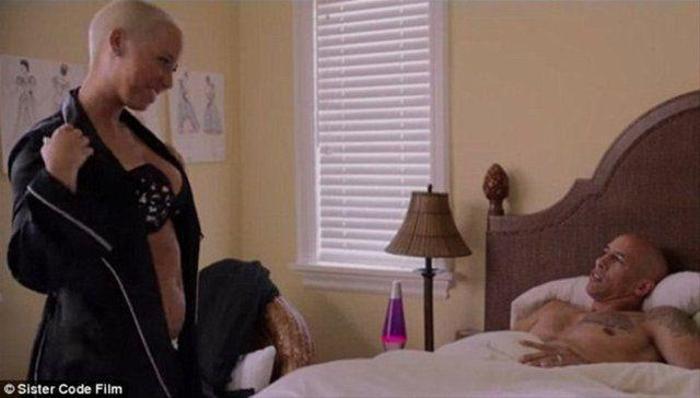 Amber Rose Instagramda olay yarattı