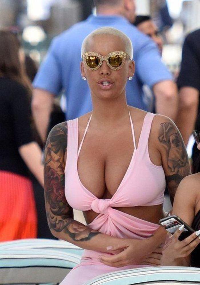 Amber Rose Instagramda olay yarattı