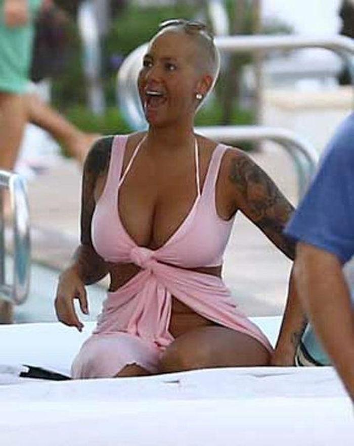 Amber Rose Instagramda olay yarattı