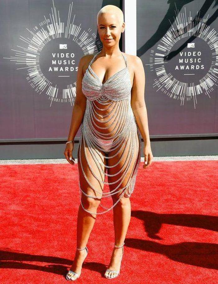 Amber Rose Instagramda olay yarattı
