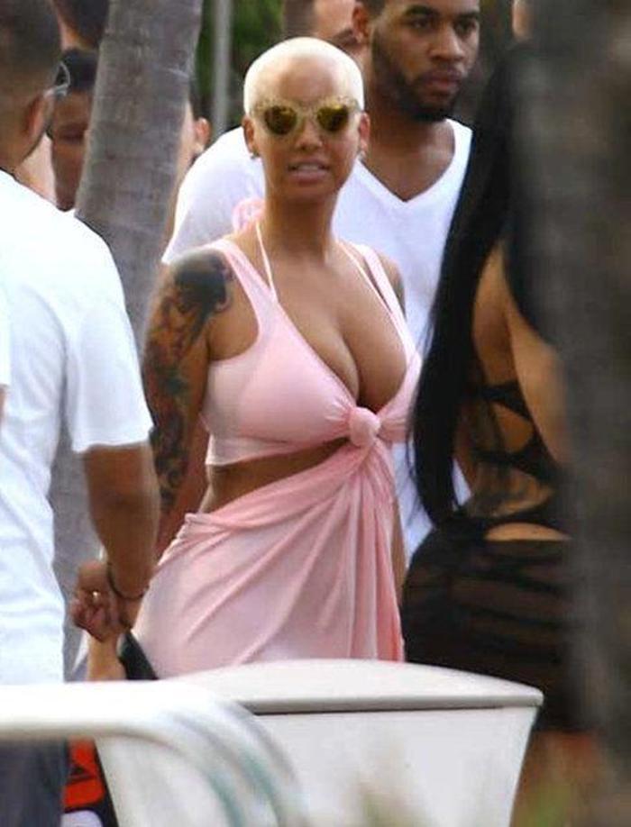Amber Rose Instagramda olay yarattı