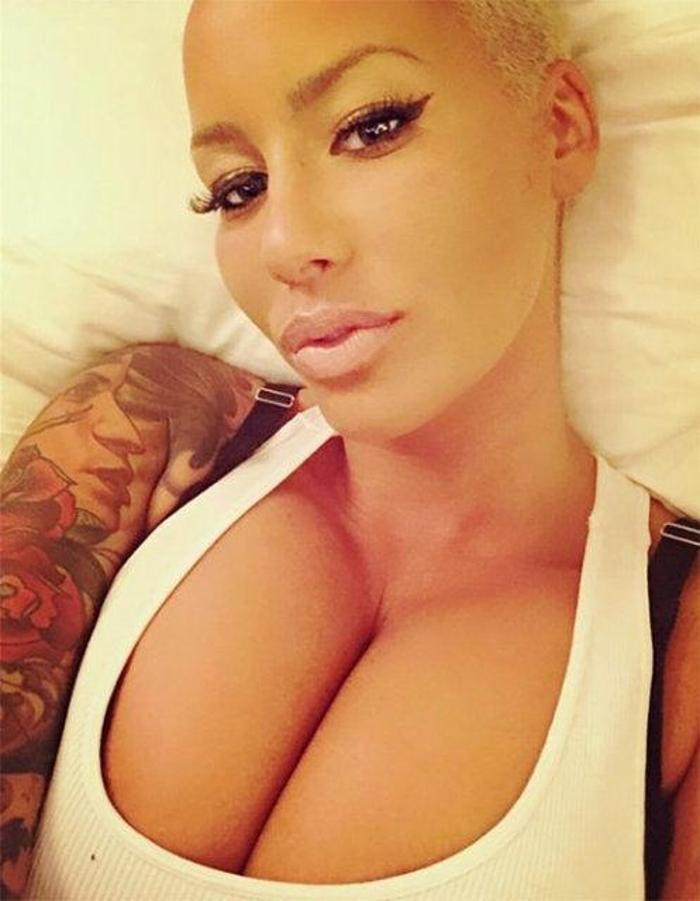Amber Rose Instagramda olay yarattı