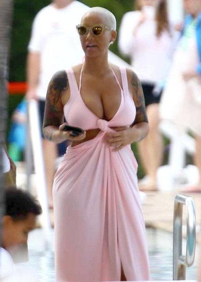Amber Rose Instagramda olay yarattı
