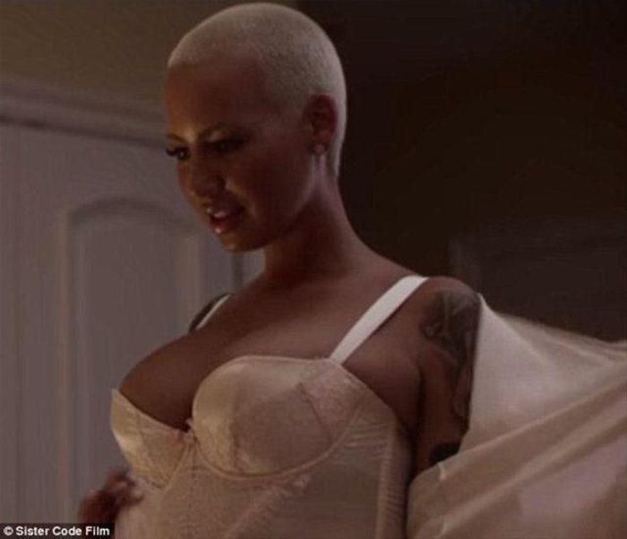 Amber Rose Instagramda olay yarattı