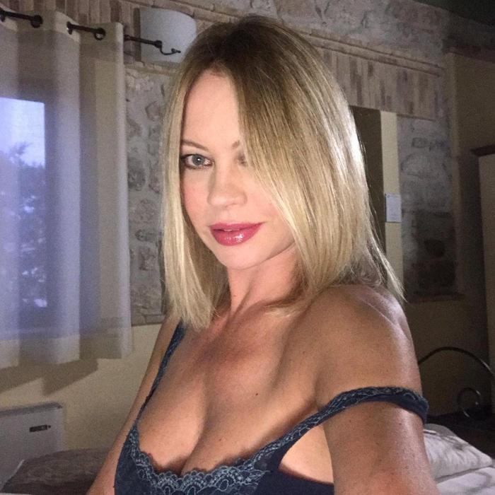 Anna Falchi, Lazio galibiyeti sonrası yine soyundu