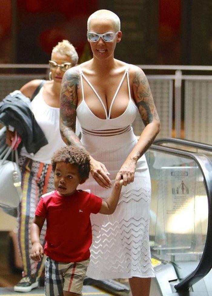Amber Rose Instagramda olay yarattı