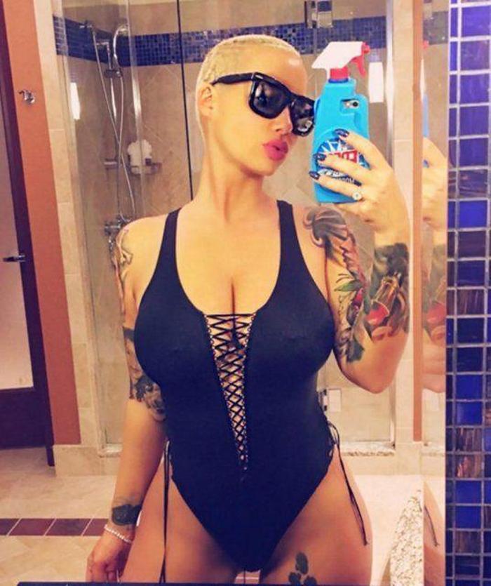 Amber Rose Instagramda olay yarattı