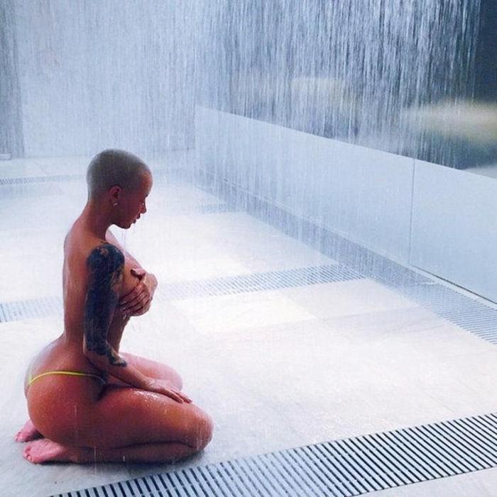 Amber Rose Instagramda olay yarattı