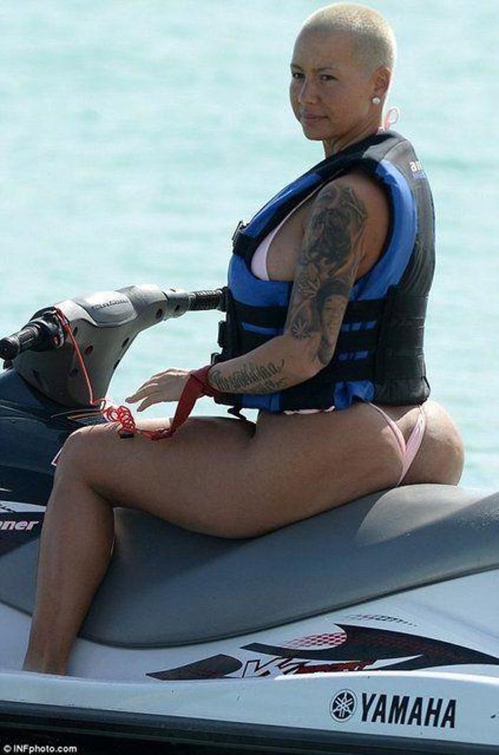 Amber Rose Instagramda olay yarattı