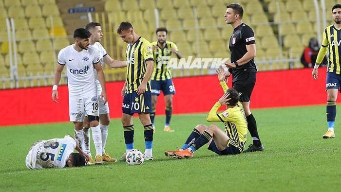 Aytaç Kara ile Luiz Gustavo kafa kafaya Fenerbahçe-Kasımpaşa maçına damga vuran an