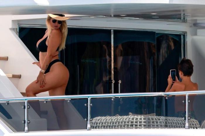 Ürün tanıtımını iç çamaşırıyla yapan Wanda Nara, takipçilerini mest etti