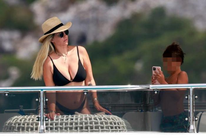 Ürün tanıtımını iç çamaşırıyla yapan Wanda Nara, takipçilerini mest etti