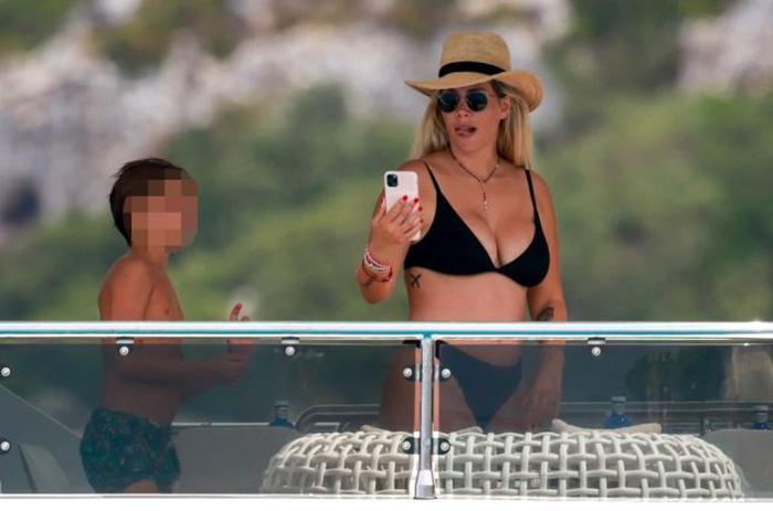 Ürün tanıtımını iç çamaşırıyla yapan Wanda Nara, takipçilerini mest etti