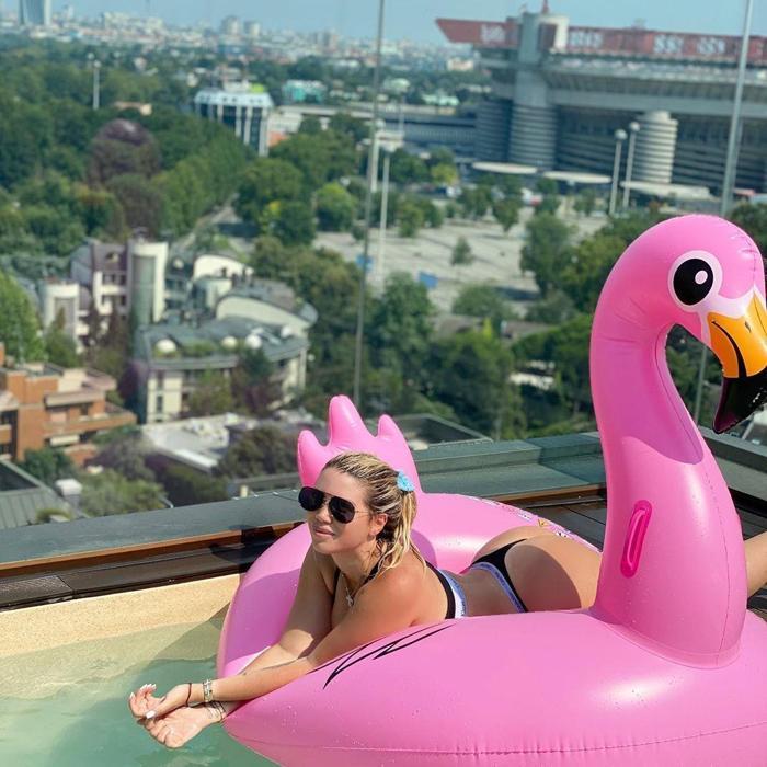 Ürün tanıtımını iç çamaşırıyla yapan Wanda Nara, takipçilerini mest etti