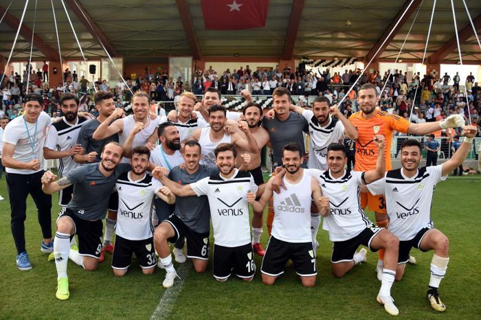 Manisa Büyükşehir Belediyespor-Tuzlaspor maçında saha karıştı