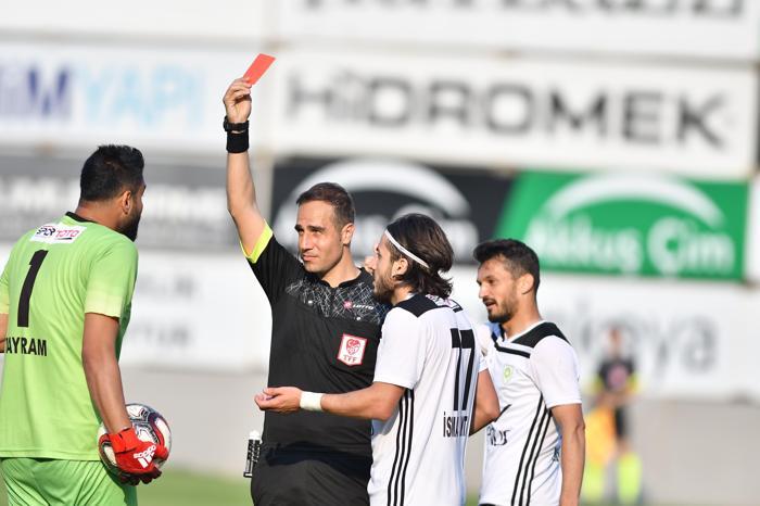 Manisa Büyükşehir Belediyespor-Tuzlaspor maçında saha karıştı