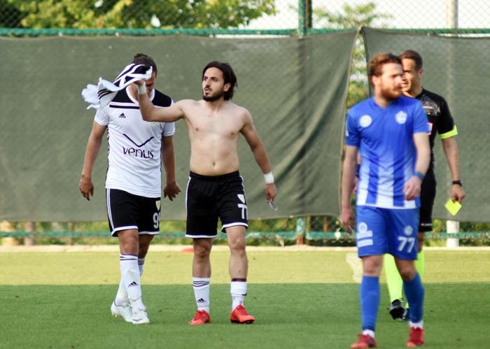 Manisa Büyükşehir Belediyespor-Tuzlaspor maçında saha karıştı