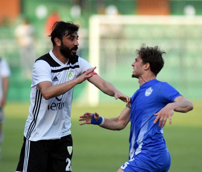 Manisa Büyükşehir Belediyespor-Tuzlaspor maçında saha karıştı