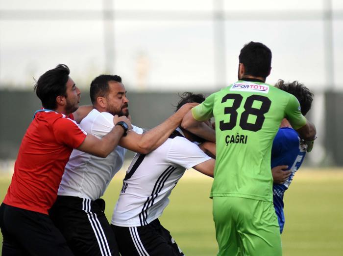 Manisa Büyükşehir Belediyespor-Tuzlaspor maçında saha karıştı