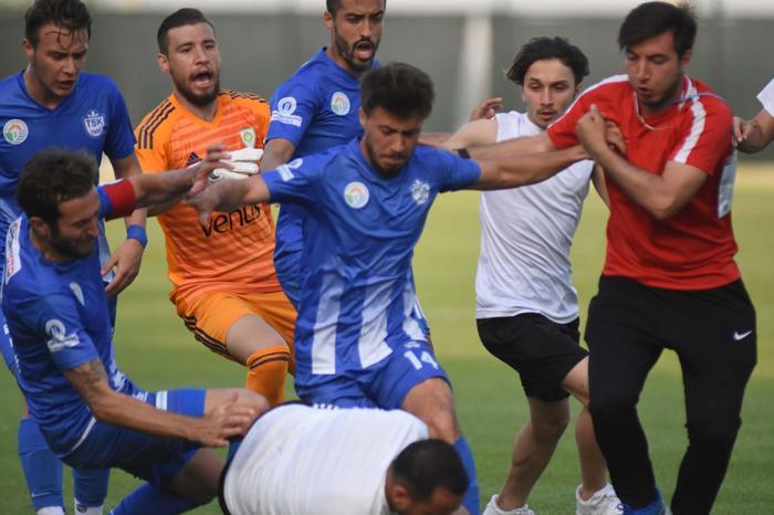 Manisa Büyükşehir Belediyespor-Tuzlaspor maçında saha karıştı