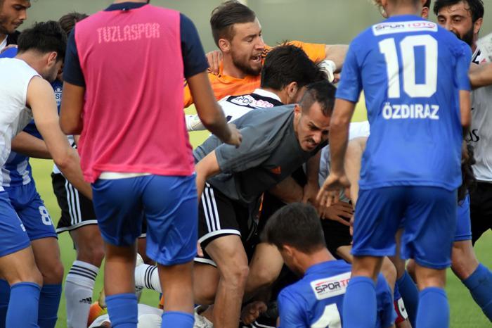 Manisa Büyükşehir Belediyespor-Tuzlaspor maçında saha karıştı