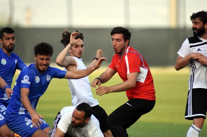 Manisa Büyükşehir Belediyespor-Tuzlaspor maçında saha karıştı
