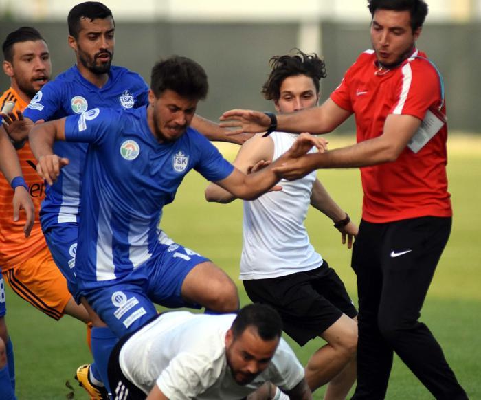 Manisa Büyükşehir Belediyespor-Tuzlaspor maçında saha karıştı