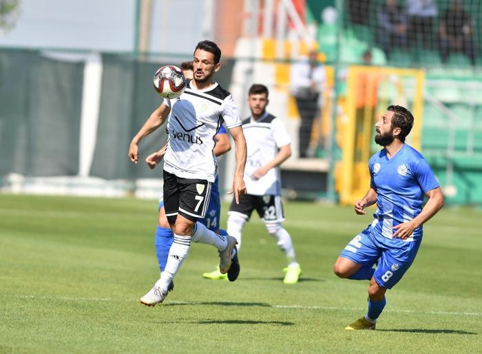Manisa Büyükşehir Belediyespor-Tuzlaspor maçında saha karıştı