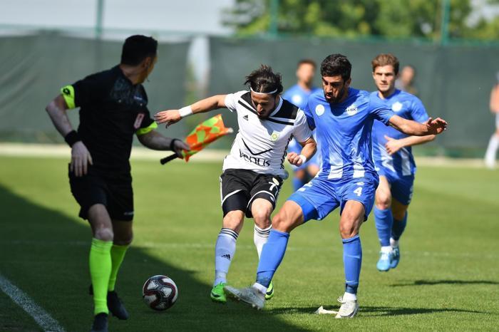 Manisa Büyükşehir Belediyespor-Tuzlaspor maçında saha karıştı