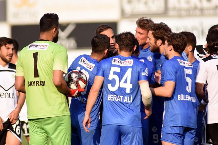 Manisa Büyükşehir Belediyespor-Tuzlaspor maçında saha karıştı