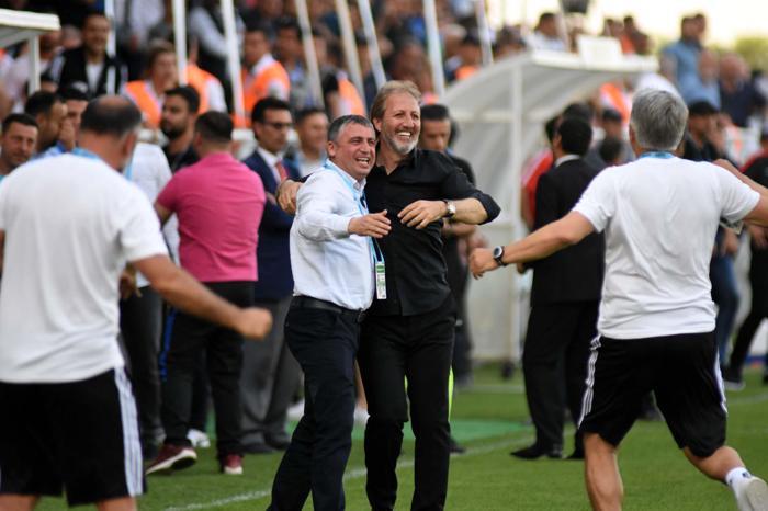 Manisa Büyükşehir Belediyespor-Tuzlaspor maçında saha karıştı