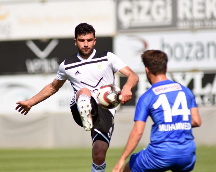 Manisa Büyükşehir Belediyespor-Tuzlaspor maçında saha karıştı