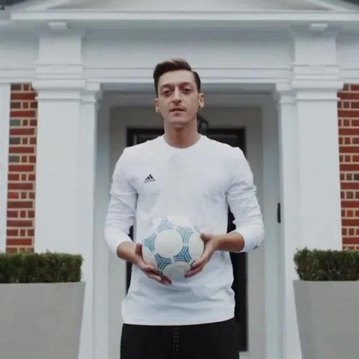 Mesut Özilin Londradaki evi görenleri büyülüyor