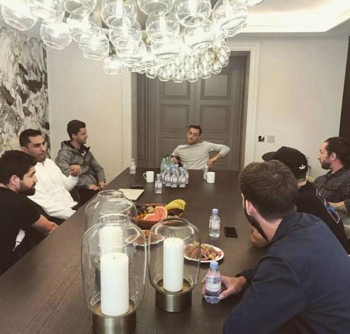 Mesut Özilin Londradaki evi görenleri büyülüyor